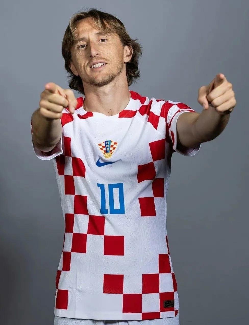 阿斯：皇马球迷对老佛爷提新要求，增加2名边后卫和1个中场